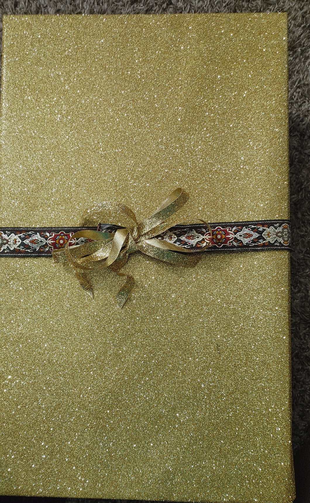 Gift wrap paper: Sparkly gold